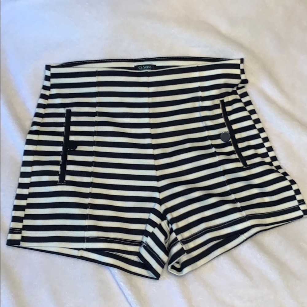 Super cute high waisted shorts!💙